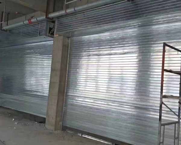 學府智能停車樓防火門，防火卷簾，快速門，擋煙垂壁施工現(xiàn)場